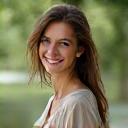 Portretul unui trainer de mindfulness, femeie, într-un cadru liniștit și luminos, meditând