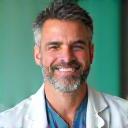Portretul Doctorului Andrei Ionescu, specialist în nutriție holistică.